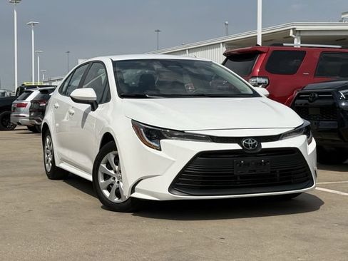 Used 2024 Toyota Corolla LE FWD image 2