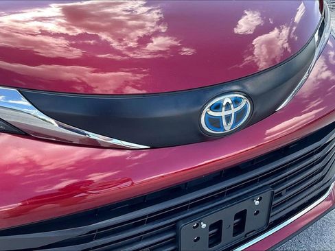 Used 2023 Toyota Sienna XLE FWD image 34