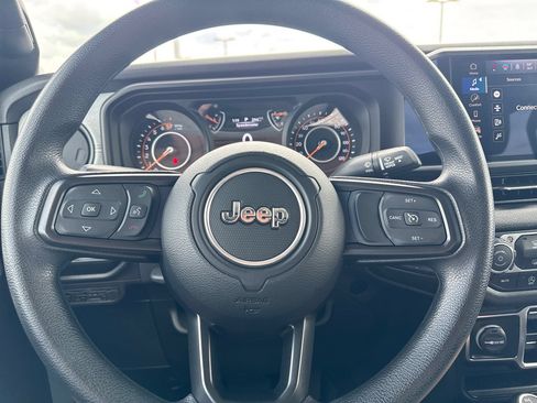Used 2025 Jeep Gladiator Sport AWD/4WD image 17