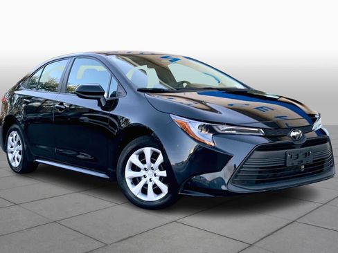 Used 2023 Toyota Corolla LE image 3
