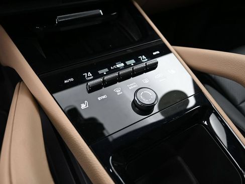 Certified 2024 Porsche Cayenne AWD/4WD image 12