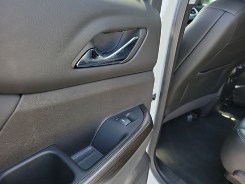 Used 2023 GMC Acadia SLT w/ Preferred Package FWD image 13