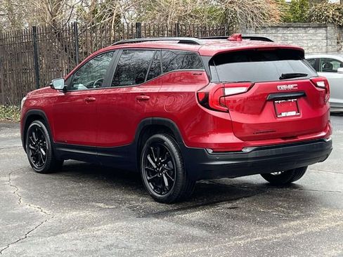 Used 2023 GMC Terrain SLE w/ Driver Convenience Package image 3