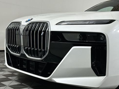 Used 2023 BMW i7 xDrive60 w/ Executive Package 2 AWD/4WD image 33