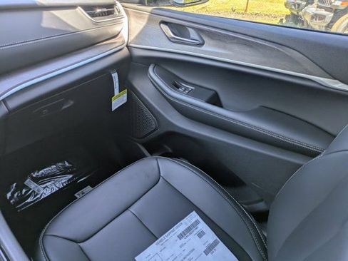 New 2025 Jeep Grand Cherokee L Limited w/ Black Appearance Package image 15