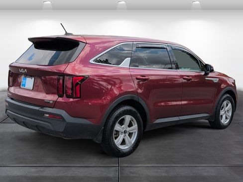 Used 2023 Kia Sorento LX FWD image 5