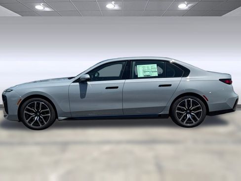 New 2025 BMW 740i image 2
