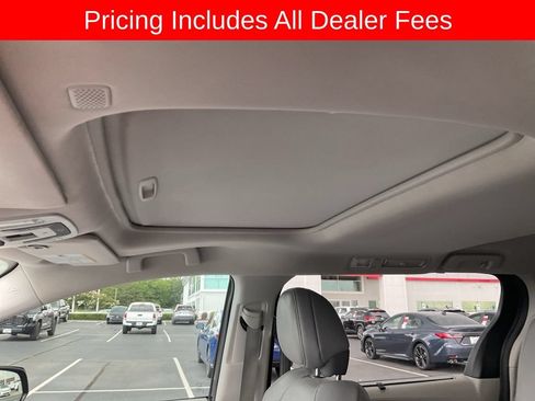 Used 2023 Toyota Sienna Limited FWD image 5