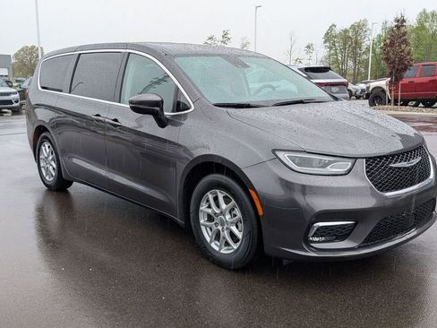 Used 2023 Chrysler Pacifica Touring-L FWD image 14