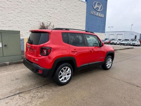 Used 2016 Jeep Renegade Latitude image 3