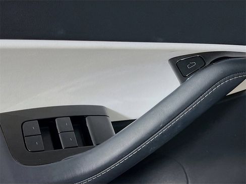 Used 2021 Tesla Model Y Long Range image 18