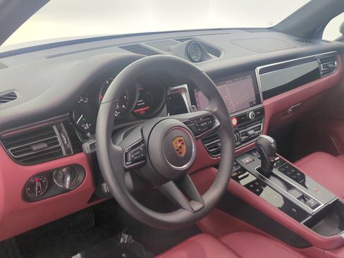 Certified 2026 Porsche Macan AWD/4WD image 4