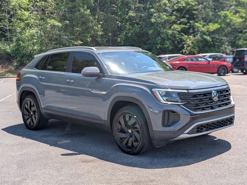 Used 2024 Volkswagen Atlas Cross Sport SE w/ Panoramic Sunroof Package image 9