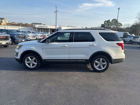 Used 2016 Ford Explorer XLT w/ Equipment Group 201A image 4