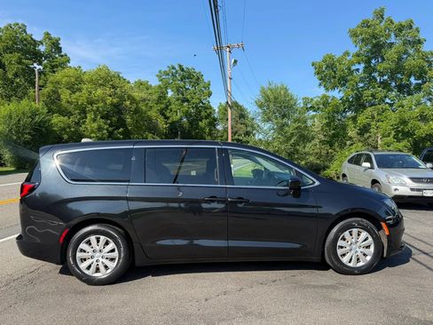 Used 2020 Chrysler Voyager L FWD image 8