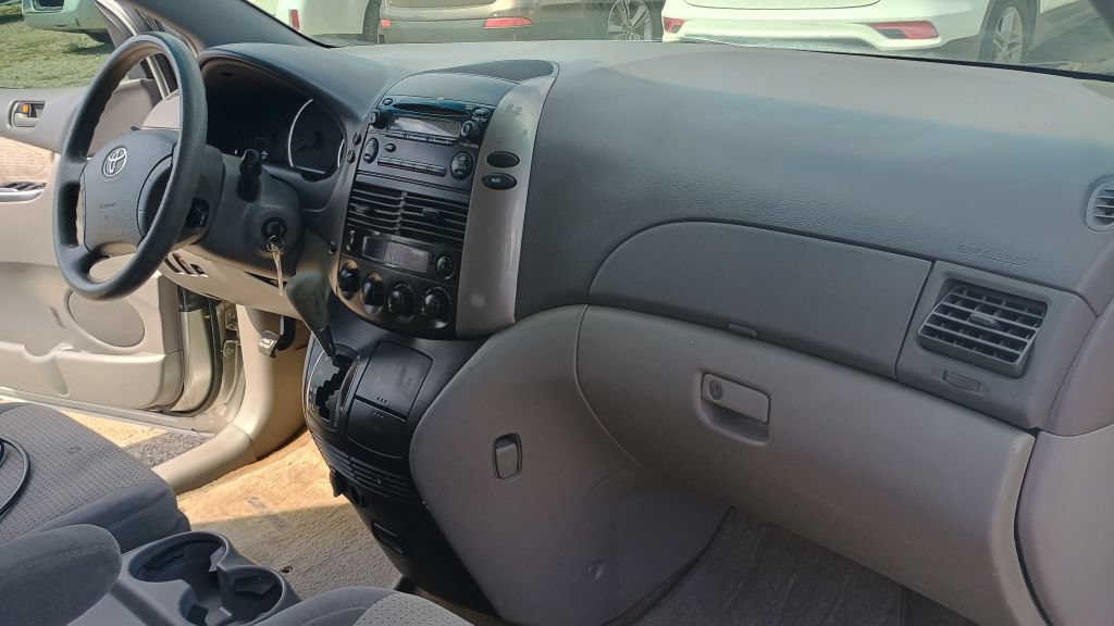 Used 2009 Toyota Sienna CE FWD image 28