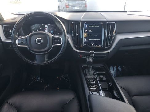 Used 2020 Volvo XC60 T5 Momentum w/ Protection Package Premier image 10