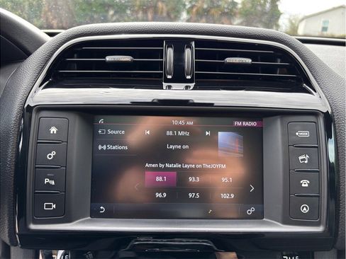 Used 2018 Jaguar F-PACE Premium image 32