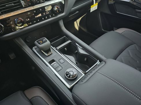 New 2026 Nissan Pathfinder Platinum AWD/4WD image 17