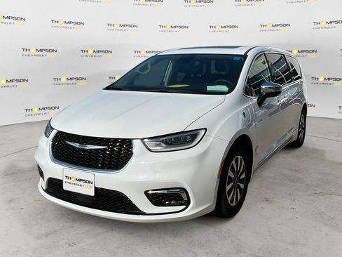 Used 2023 Chrysler Pacifica Limited image 1