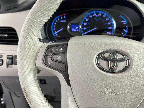 Used 2013 Toyota Sienna XLE w/ Premium Pkg AWD/4WD image 25