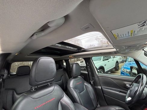 Used 2018 Jeep Renegade Trailhawk image 20