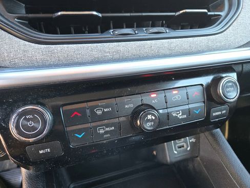 Used 2022 Jeep Compass Latitude w/ Sun and Sound Group image 18