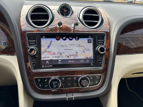 Used 2018 Bentley Bentayga Mulliner image 15