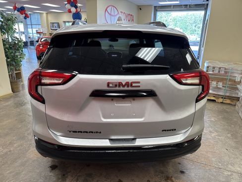 Used 2022 GMC Terrain SLE w/ Driver Convenience Package AWD/4WD image 8
