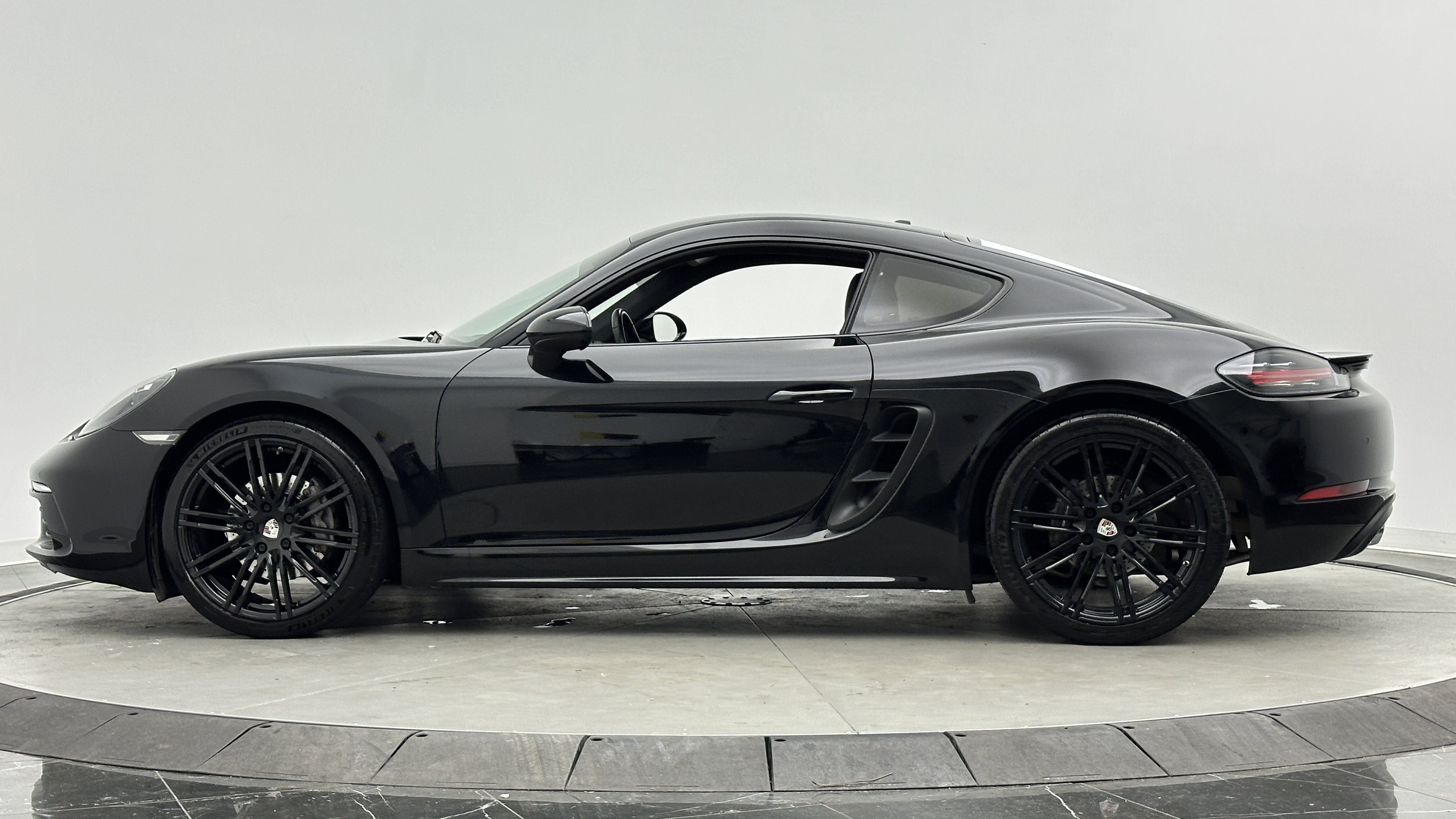 Used 2019 Porsche 718 Cayman RWD image 5