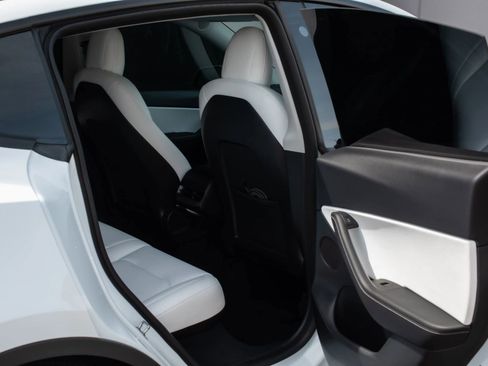 Used 2022 Tesla Model Y Performance image 21