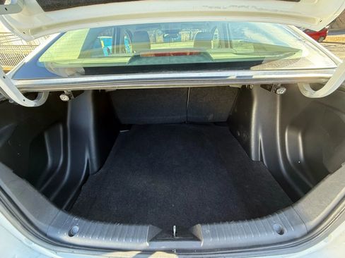 Used 2019 Toyota Yaris L image 11