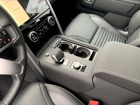 New 2026 Land Rover Discovery Limited Edition image 7