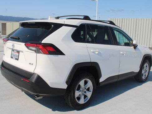Used 2020 Toyota RAV4 XLE w/ Carpet Mat Package FWD image 3