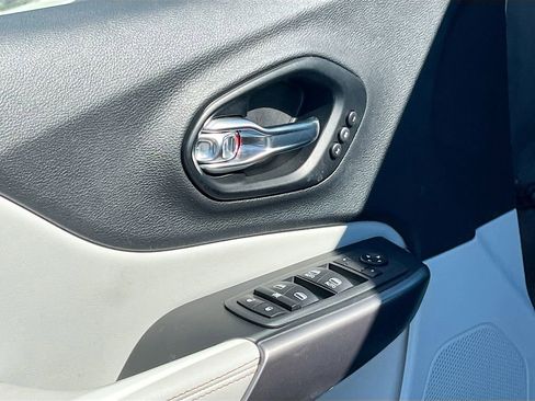 Certified 2022 Jeep Cherokee Limited image 17