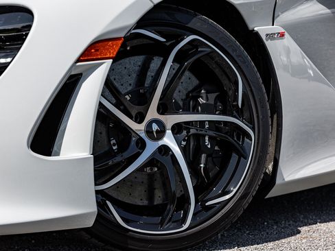 Used 2024 McLaren 750S Spider image 18