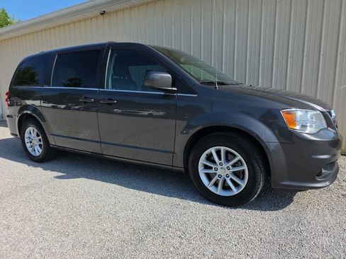 Used 2018 Dodge Grand Caravan SXT w/ Rear Park Assist Package FWD image 2