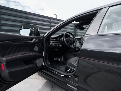 Used 2021 Maserati Quattroporte Trofeo image 38