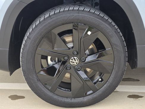 New 2026 Volkswagen Taos SE FWD image 11