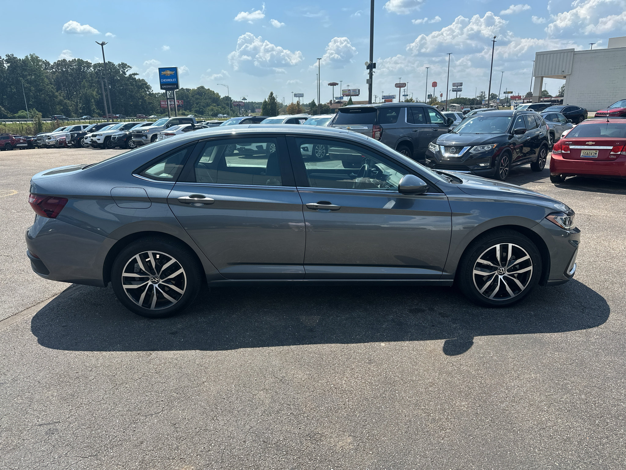 Used 2025 Volkswagen Jetta SE FWD image 2