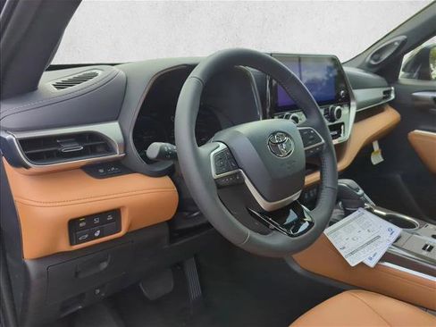 New 2026 Toyota Highlander Platinum image 14