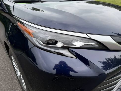 Used 2024 Toyota Sienna Platinum AWD/4WD image 12