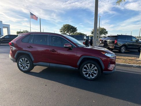 Used 2019 Toyota RAV4 XLE Premium FWD image 2