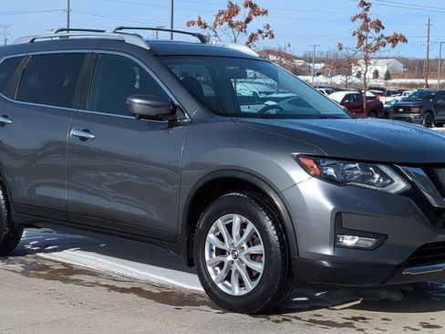 Used 2017 Nissan Rogue SV w/ Sun & Sound Touring Package image 9