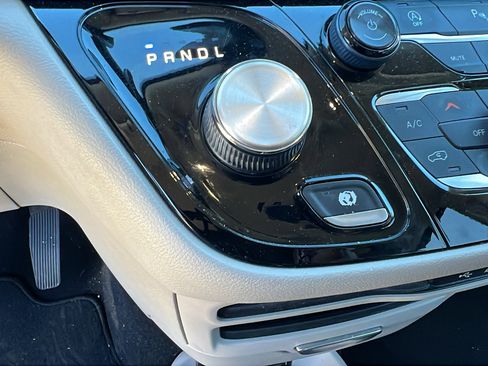 Used 2018 Chrysler Pacifica Touring-L image 31