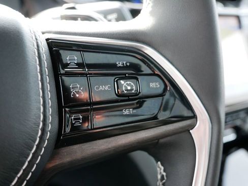 Used 2023 Jeep Grand Cherokee Overland AWD/4WD image 33