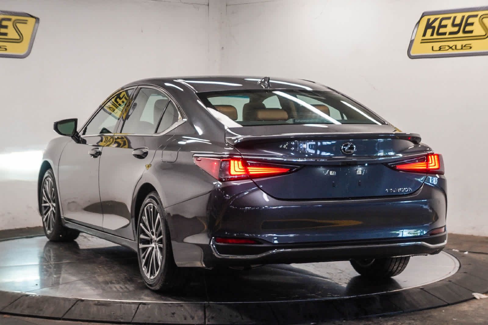 Used 2025 Lexus ES 300h w/ Premium Package FWD image 2