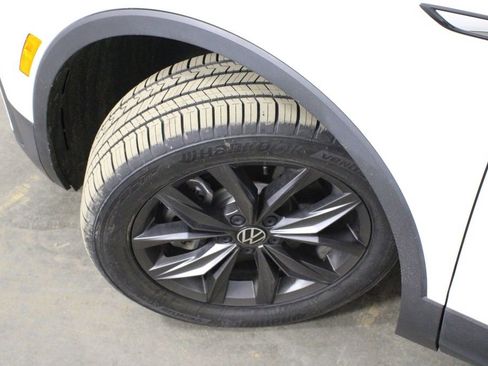 Used 2024 Volkswagen Tiguan SE image 40