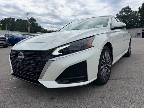 Used 2024 Nissan Altima 2.5 SV w/ SV Premium Package FWD image 8