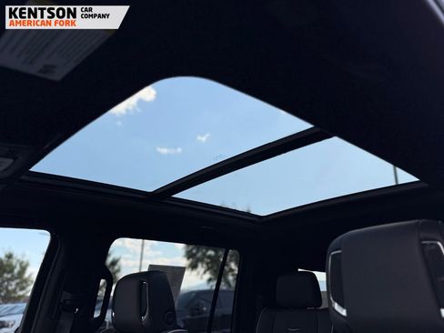 Used 2025 Cadillac Escalade ESV Sport AWD/4WD image 31